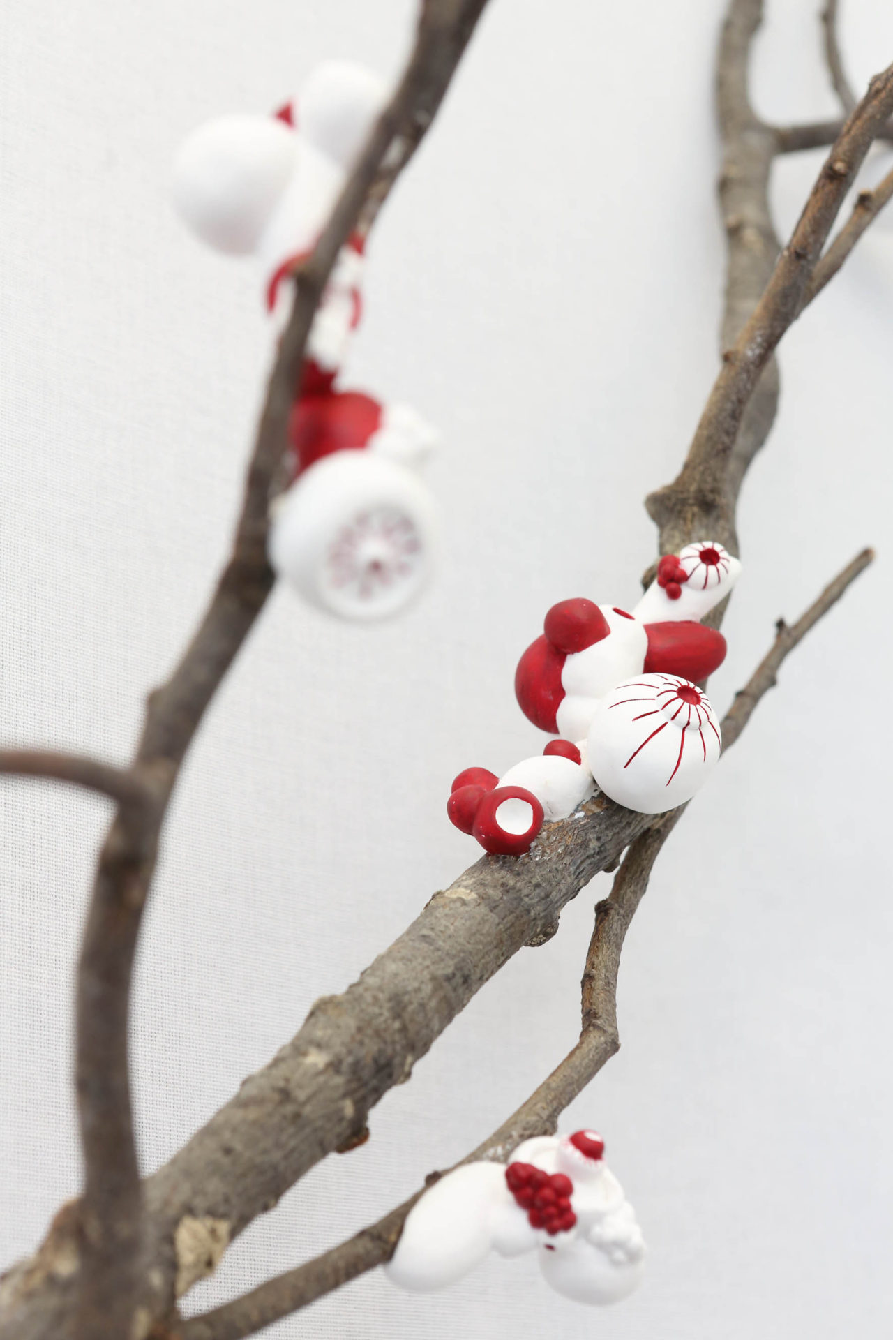 sculpture branche arbre rouge blanc plâtre