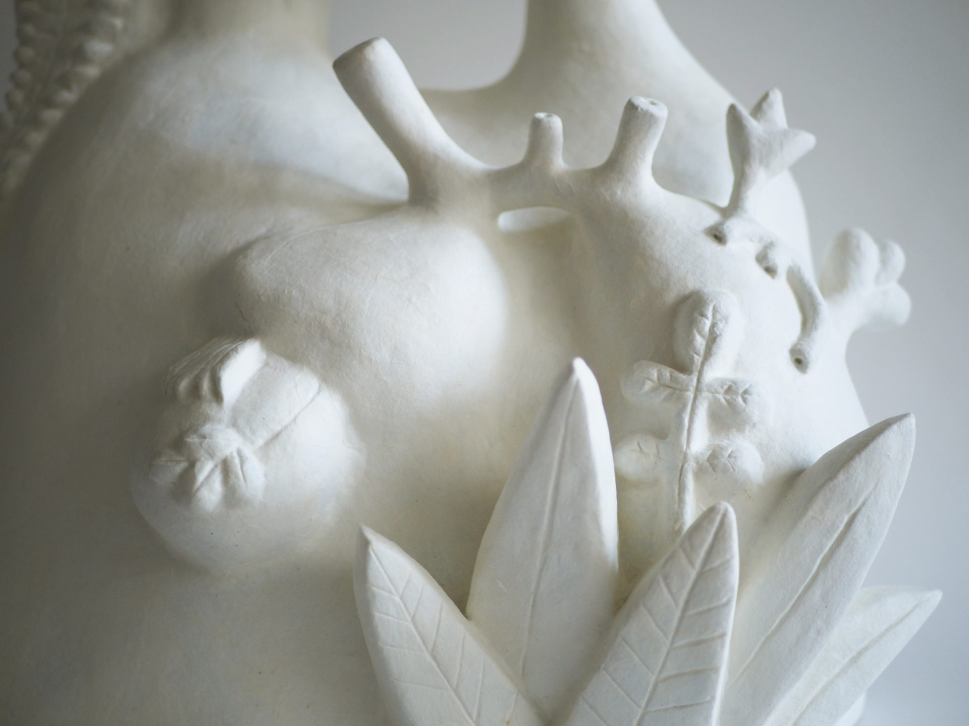 sculptures contemporains personnages papier maché blanc